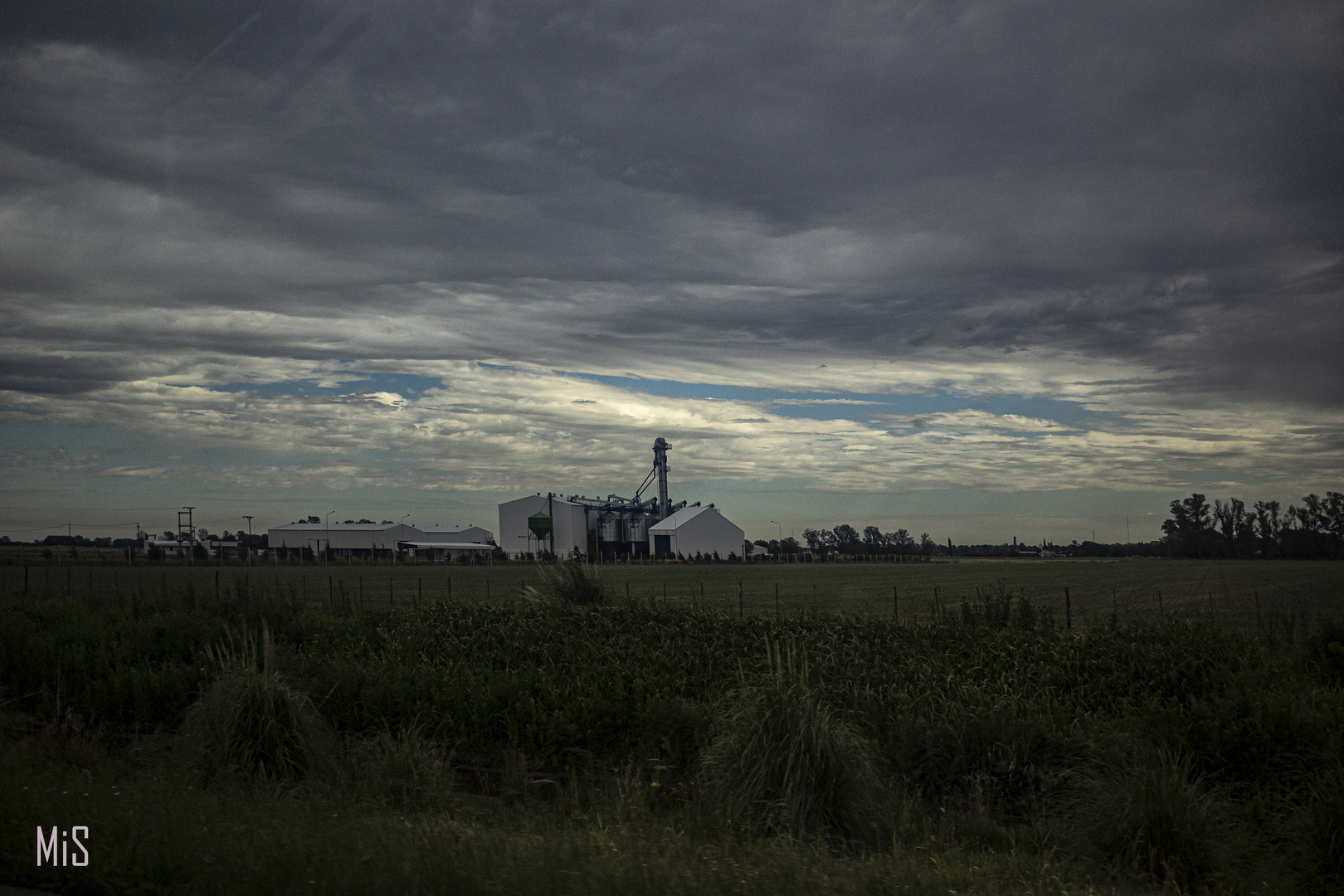 Los silos, el campo