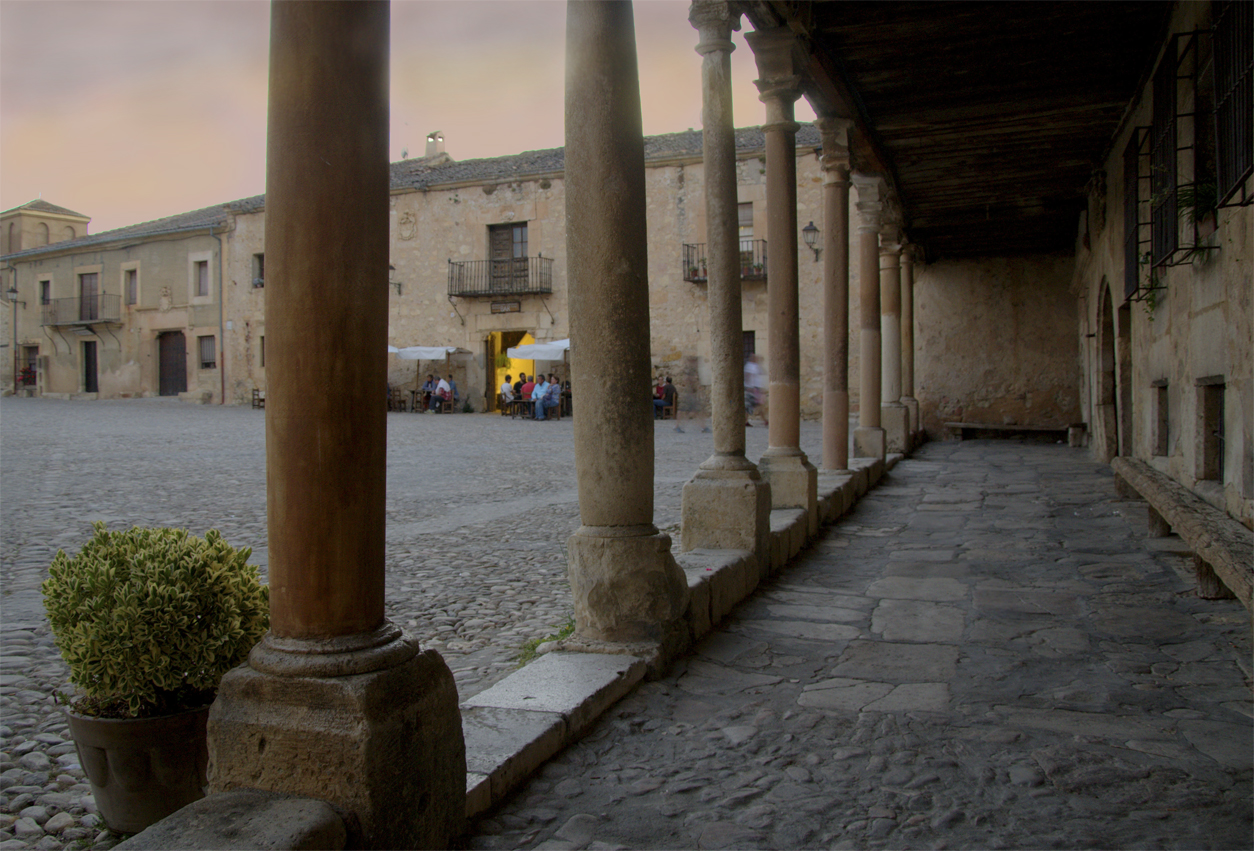 LOS SOPORTALES DE PEDRAZA A LA TARDECER