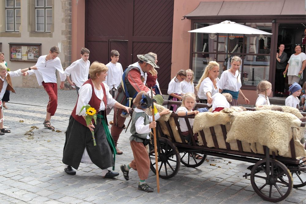 Los Tritt rein !!!    und ein  bequemes Kindertaxi :-) Kinderzeche Dinkelsbühl 2016