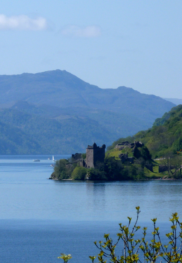 Loss Ness mit dem Urquhart Castle