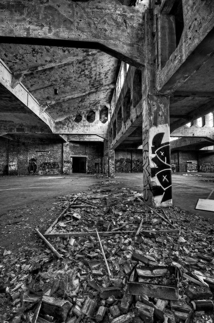 Lost Place Factory Hall BW