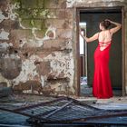 Lost place mit rotem Kleid