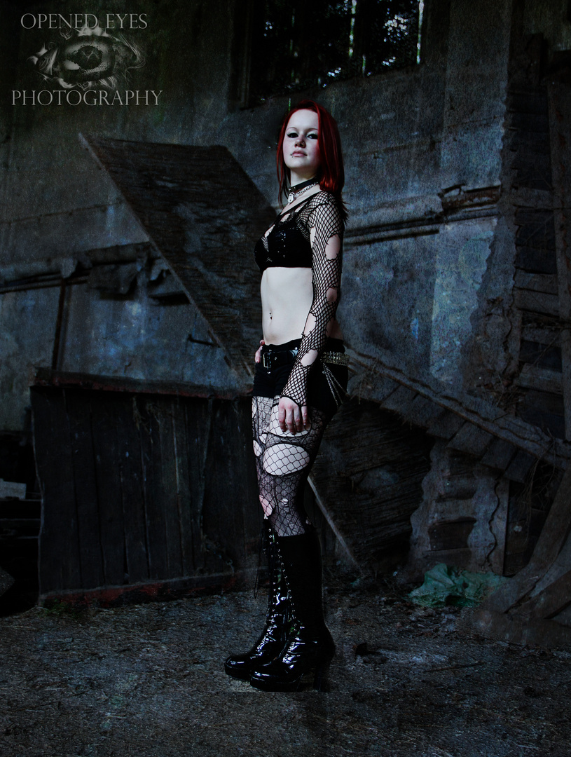 Lost Place Shooting mit Vicky 01