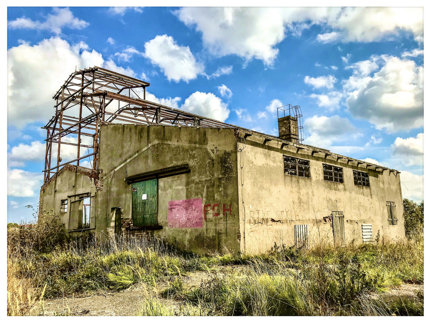 Lost Place unter blauem Himmel