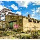 Lost Place unter blauem Himmel