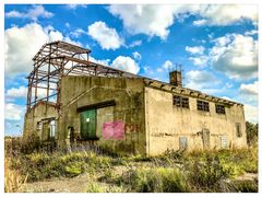 Lost Place unter blauem Himmel