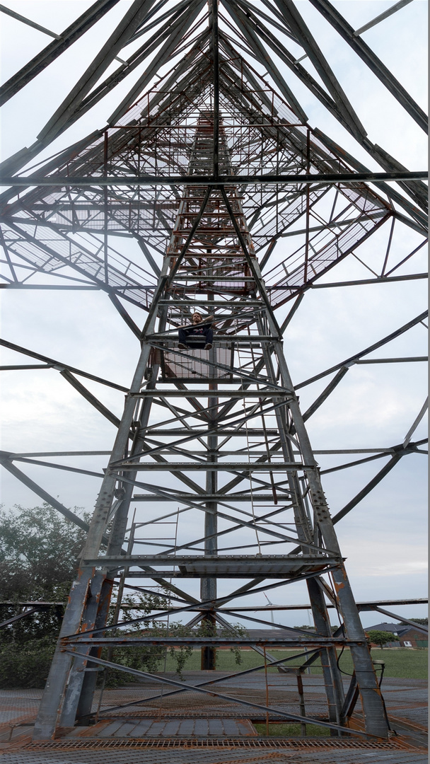 Lost Place: Verlassene Kaserne und Funkturm - Urbex-Kletterei