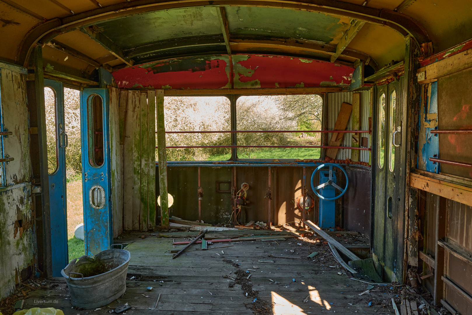 Lost Place - Wrack eines alten Schienenbusses