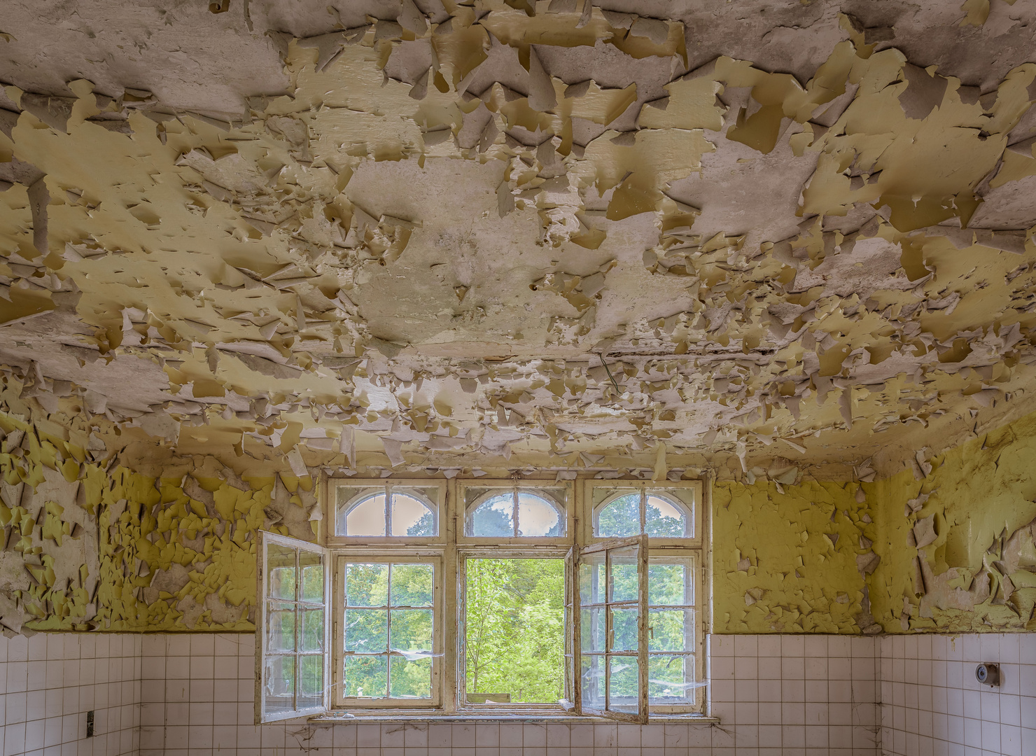 Lost Places: Fenster zum Hof