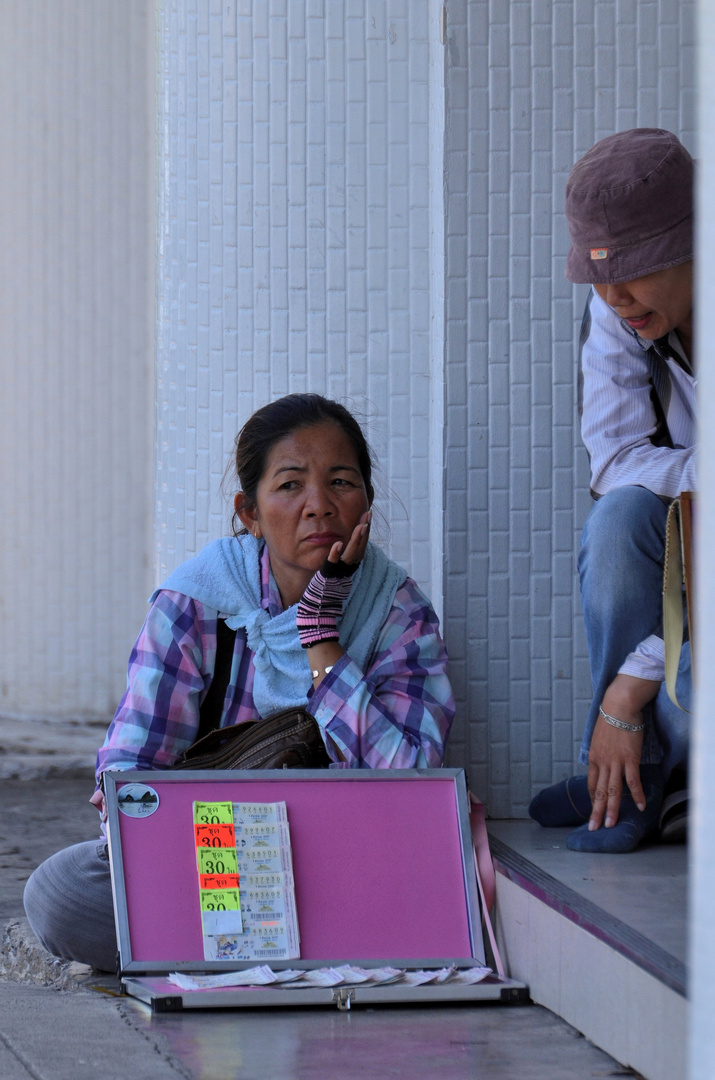 Losverkäuferinnen in Krabi Town, Februar 2014