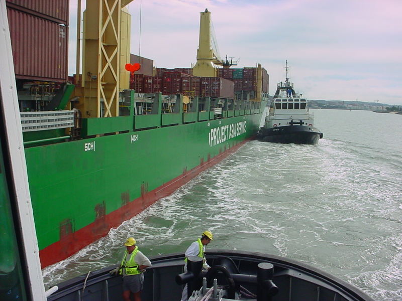 Lotsen eines Containerschiffes mit Tugs in den Hafen von Newcastle