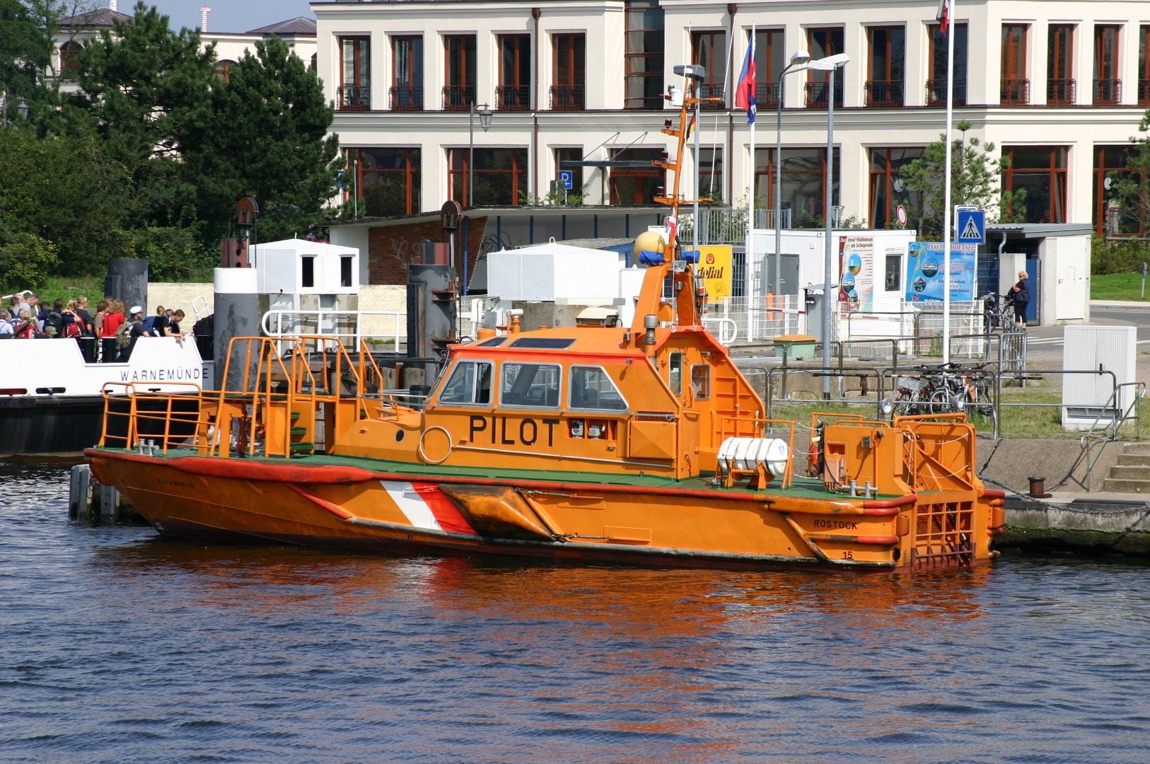 Lotsenboot am Alten Strom in Warnemünde
