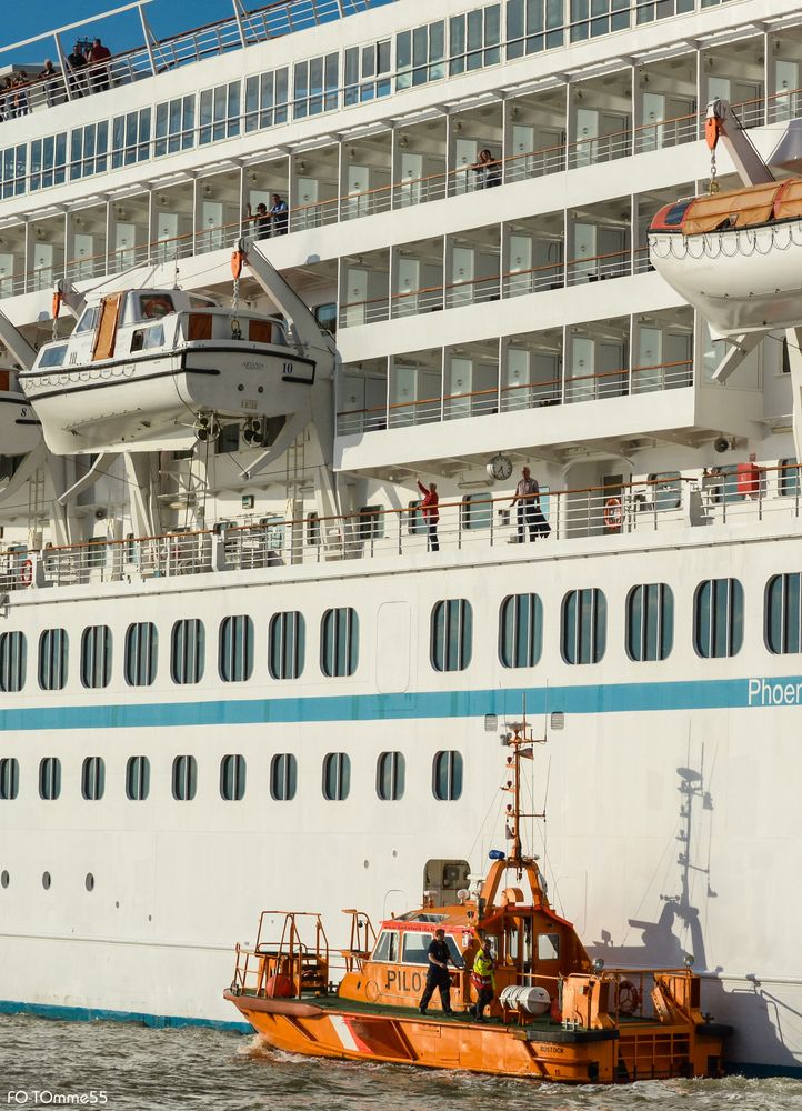 Lotsenboot am Kreuzfahrtschiff "Artania"