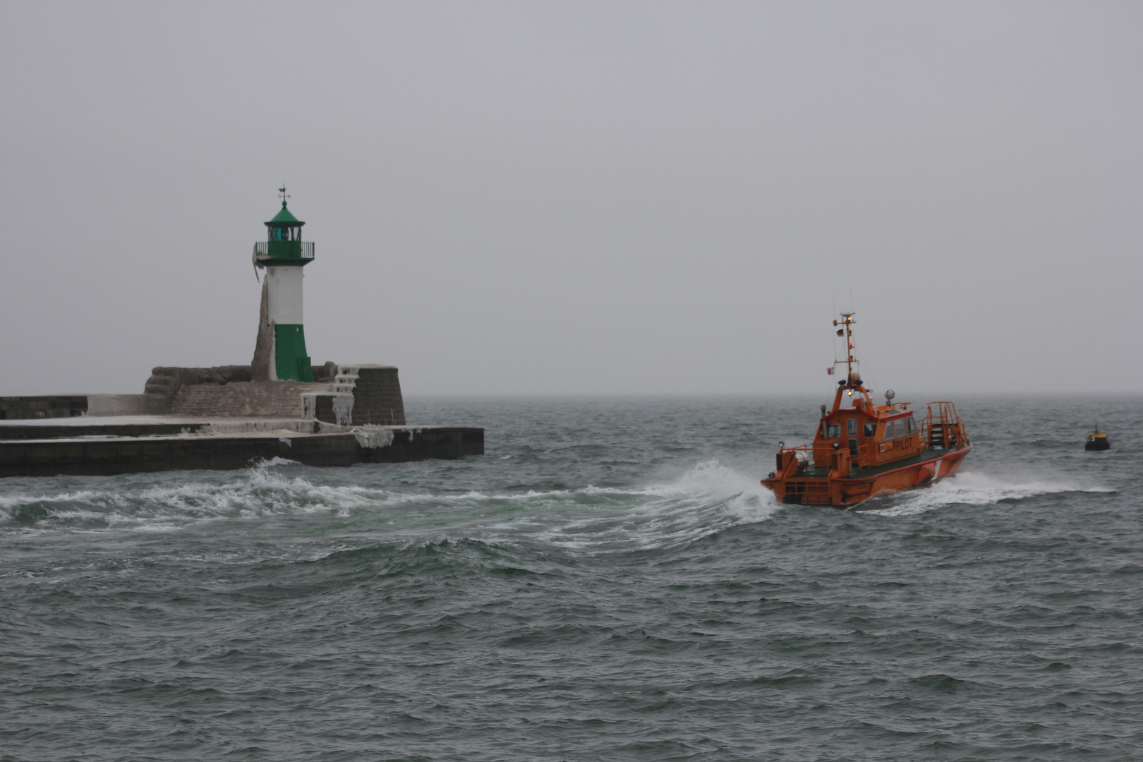 Lotsenboot am Leuchtturm Sassnitzer Hafen