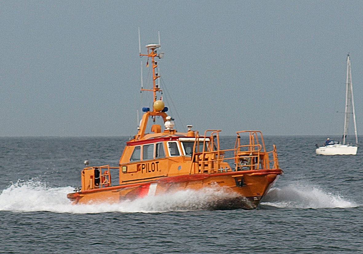 Lotsenboot einlaufend 2