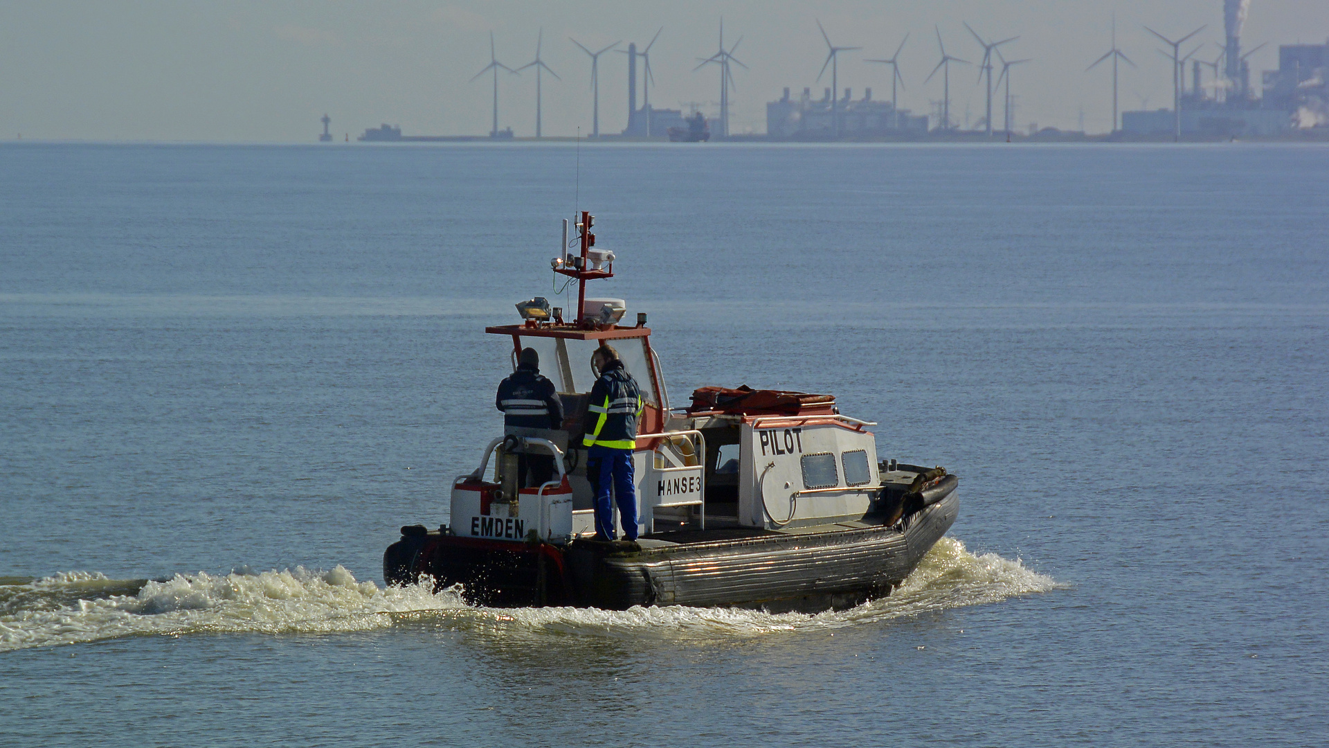 Lotsenboot HANSE3 dreht eine kurze Runde über die Randzelplate vor dem Borkumer Hafen