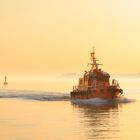 LOTSENBOOT IM MORGENLICHT