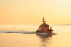 LOTSENBOOT IM MORGENLICHT