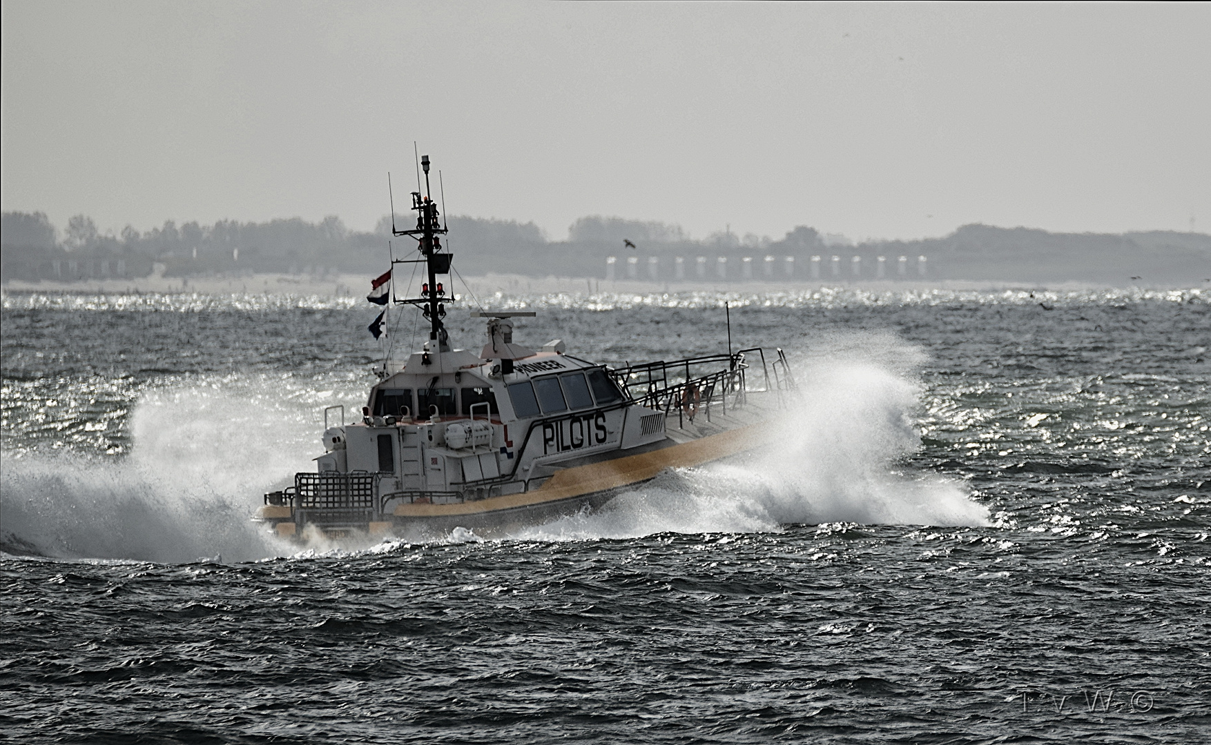 Lotsenboot im Sturm