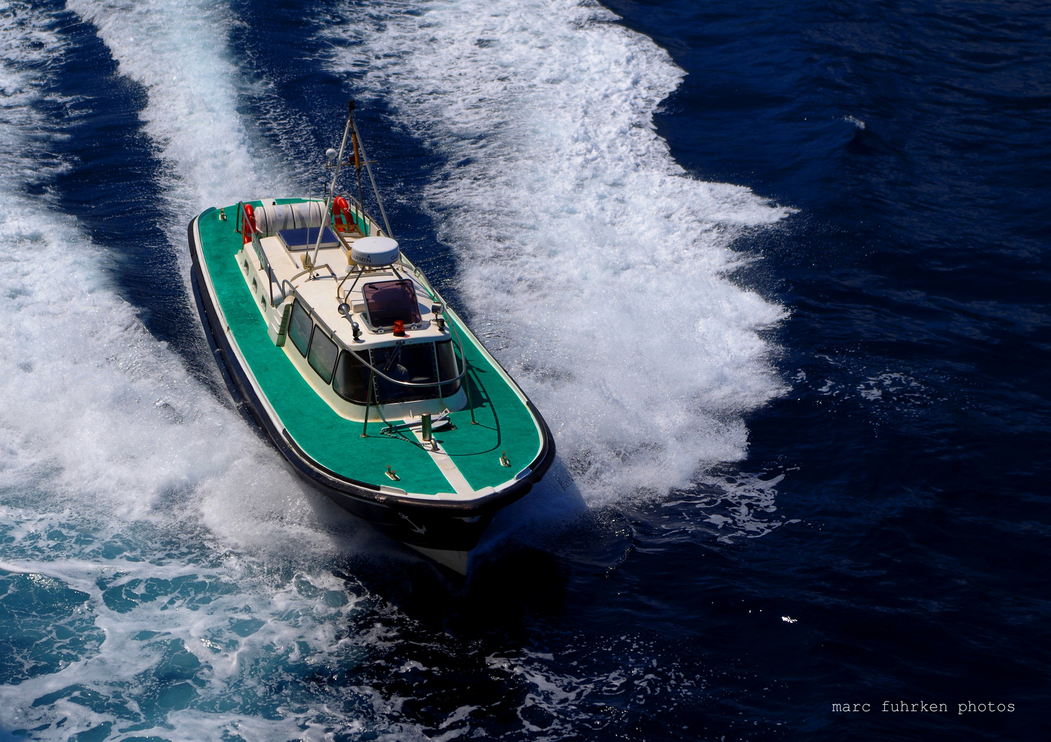 Lotsenboot in voller Fahrt