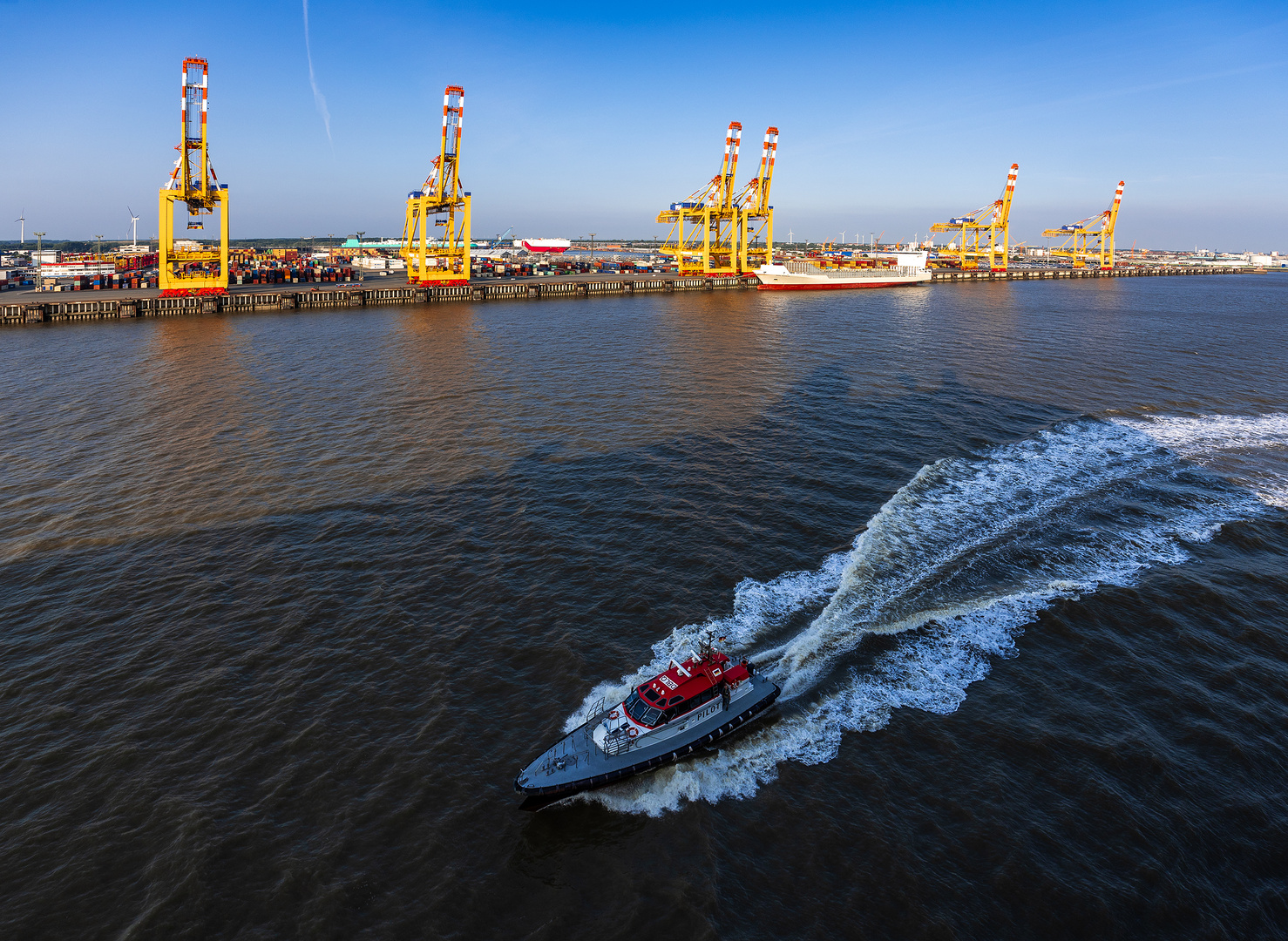 Lotsenboot kommt bei