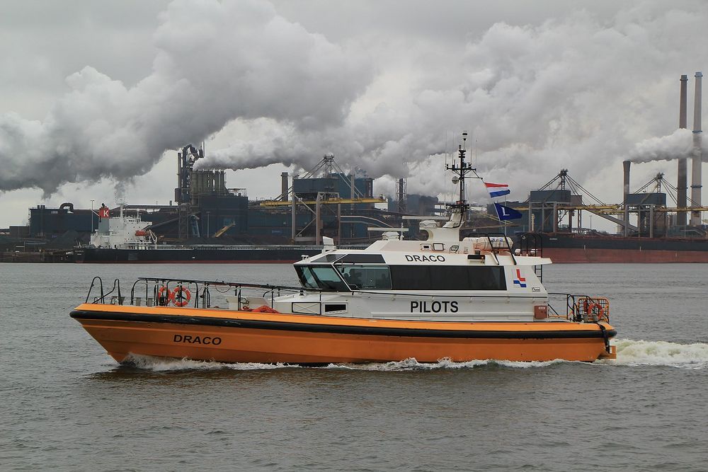 Lotsenboot - Lotse Draco im Hafengebiet von Ijmuiden bei Amsterdam, Holland