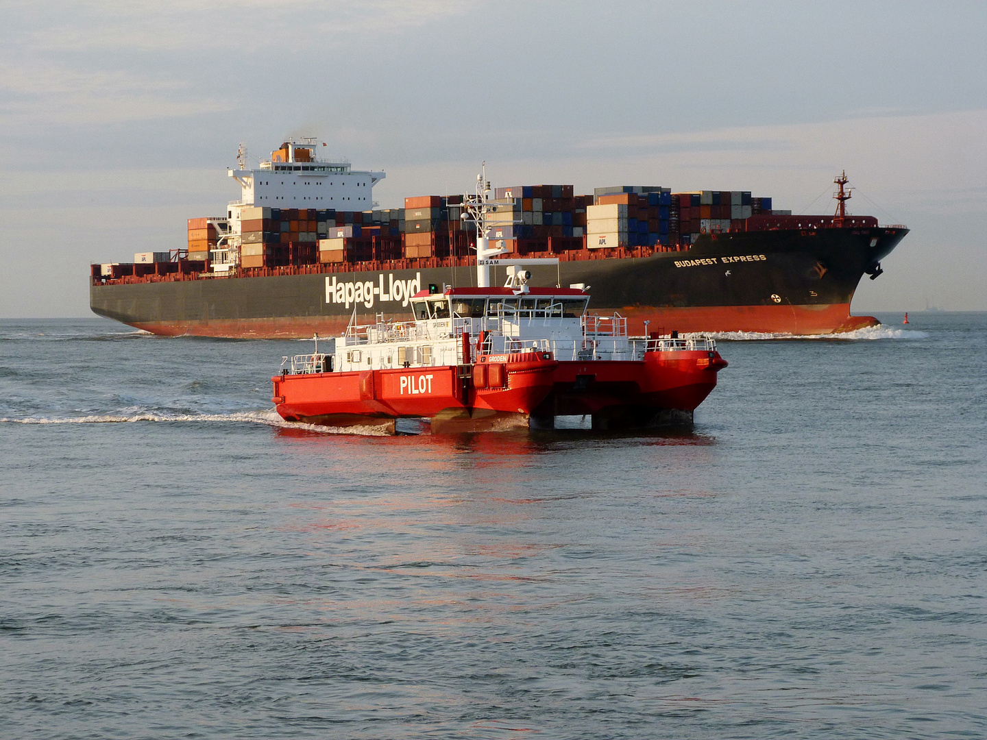 Lotsenboot und Containerschiff!