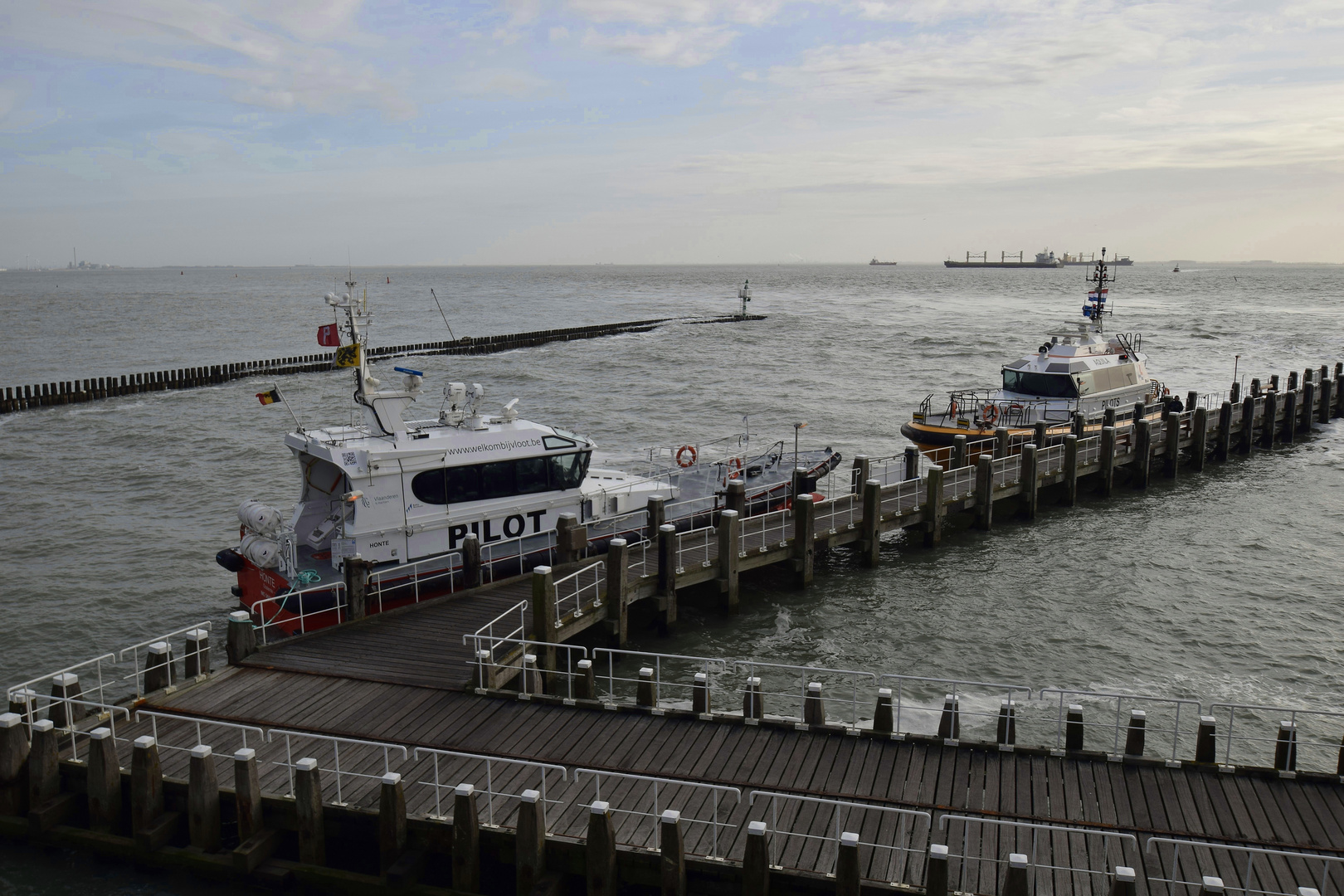 Lotsenboote im Hafen von Vlissingen