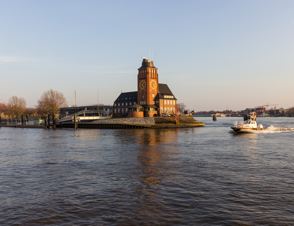 Lotsenhaus am Eingang des Hamburger Hafens auf Höhe von Finkenwerder