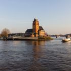 Lotsenhaus am Eingang des Hamburger Hafens auf Höhe von Finkenwerder