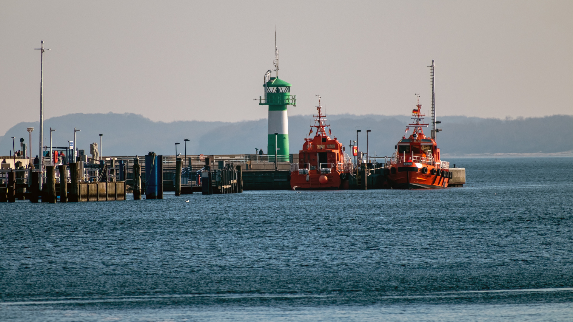 Lotsenschiffe am Leuchtturm