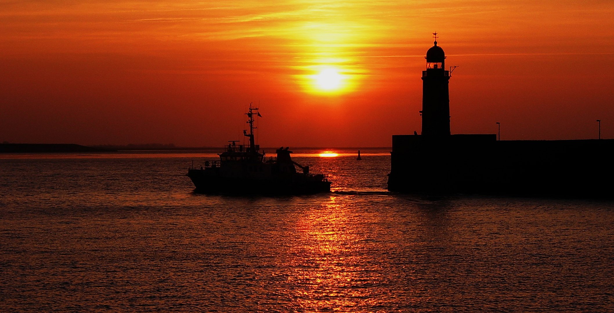 Lotsenversetzboot WESERLOTSE fährt ins Abendrot