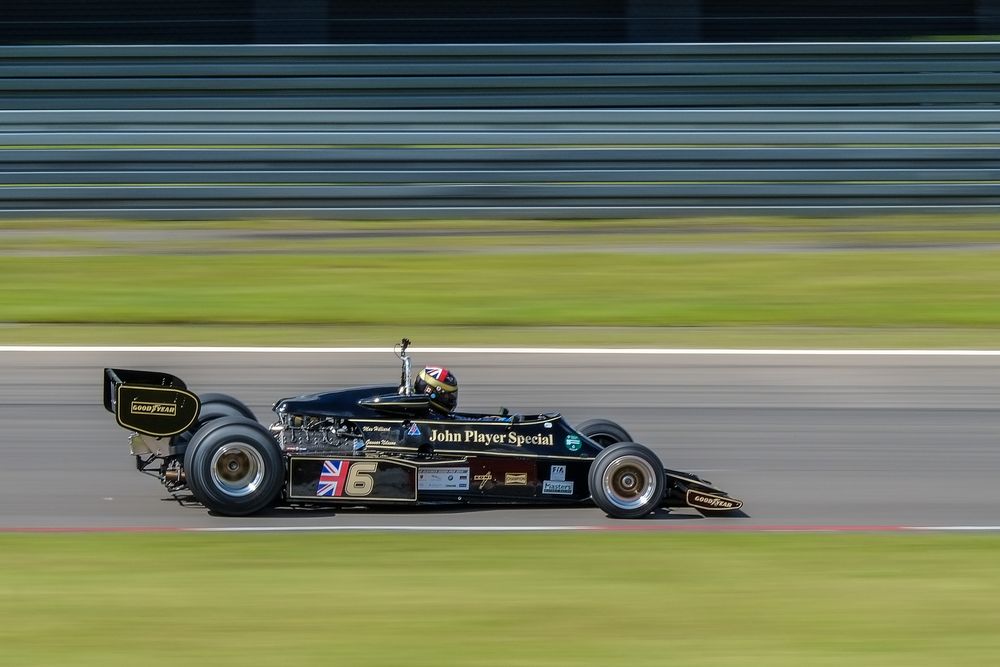 Lotus 77