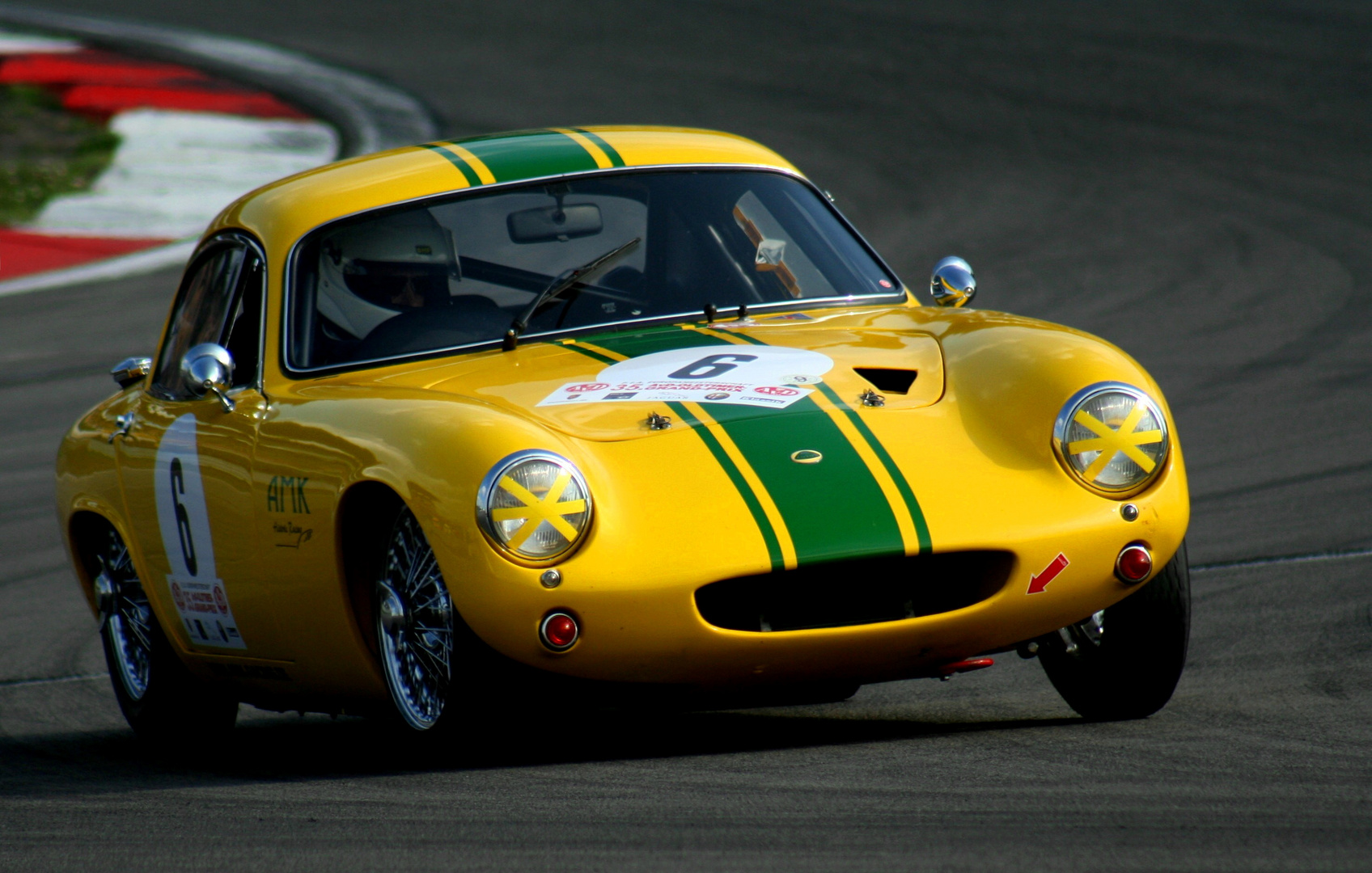 Lotus Elite in rasanter Kurvenfahrt