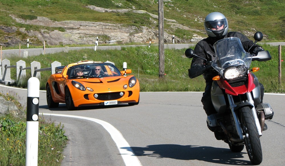 Lotus und BMW GS am SanBerhardino