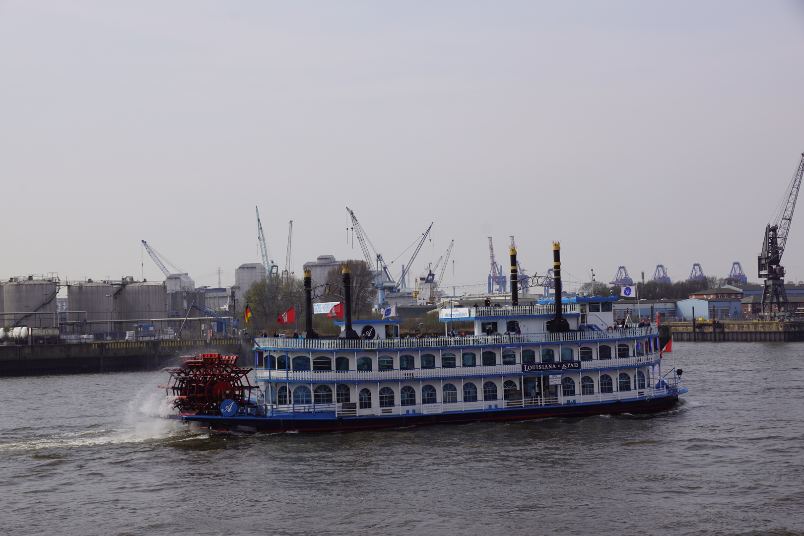 Louisiana Star mit Highspeed über die Elbe