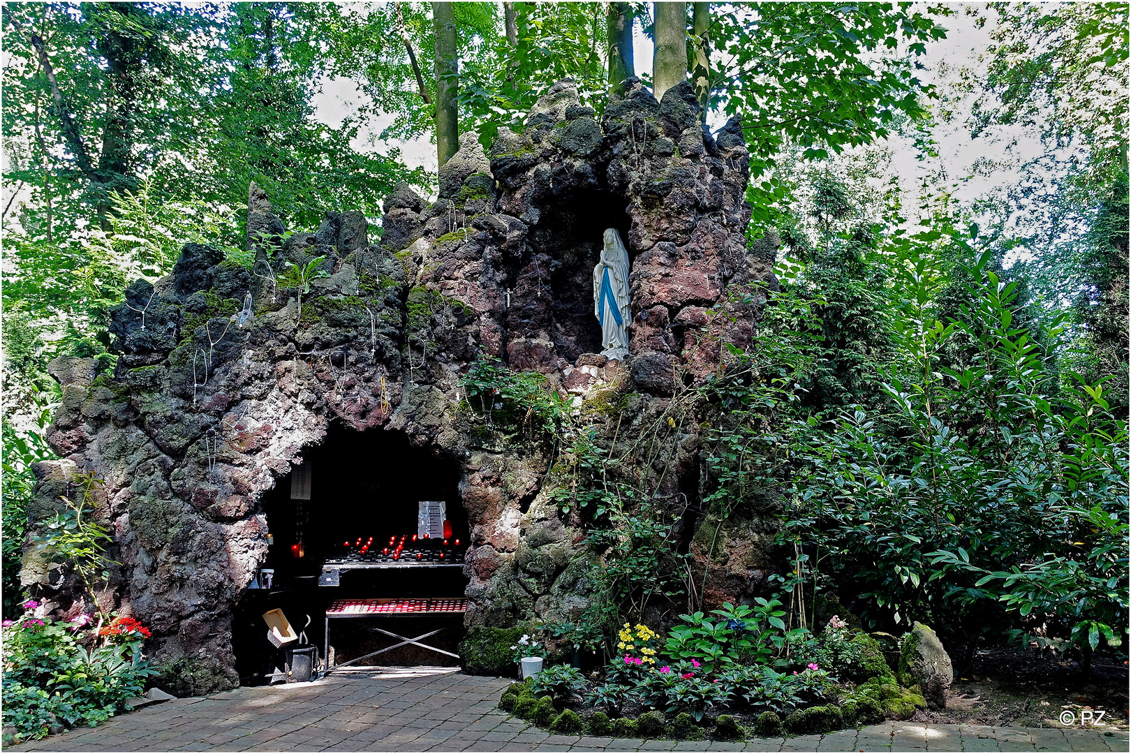 Lourdes-Grotte im Nikolauskloster (Rhein-Kreis-Neuss) ...