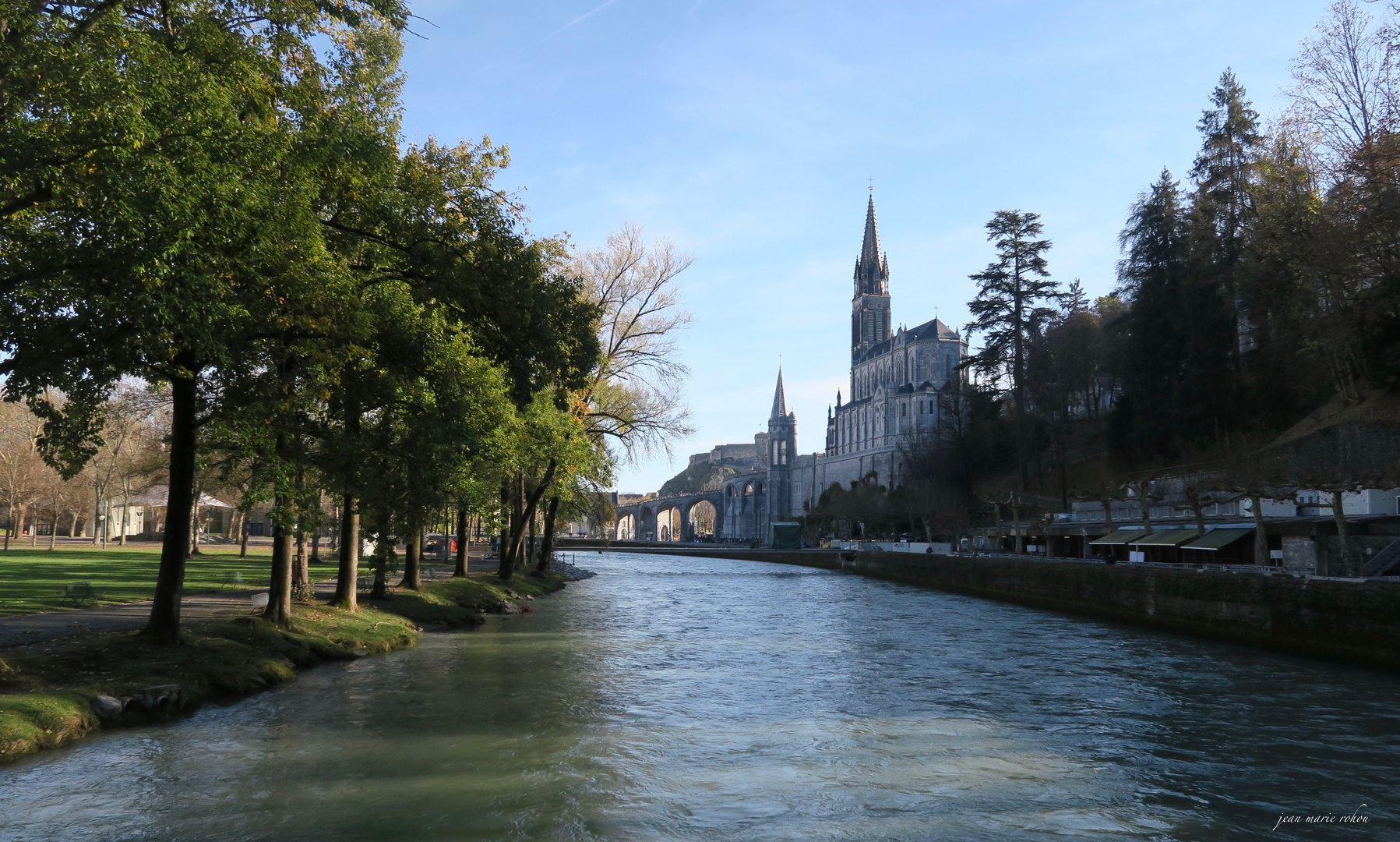 Lourdes vue sur la Basilique et la rivière du Gave