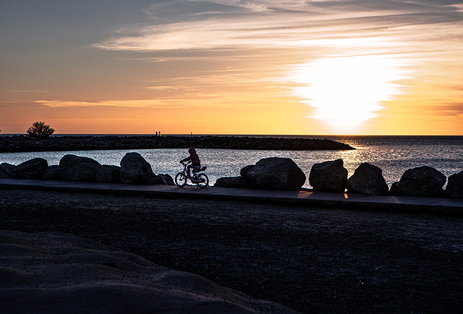 Lourds rochers et petite cycliste