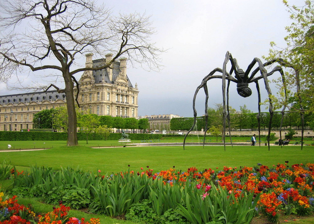 Louvre and spider :-)