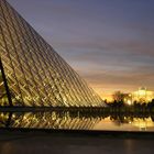 Louvre bei Abenddämmerung