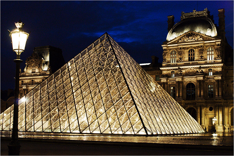 louvre bei nacht