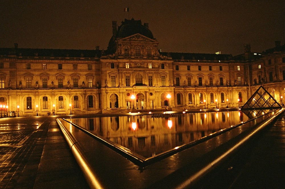 Louvre bei Nacht