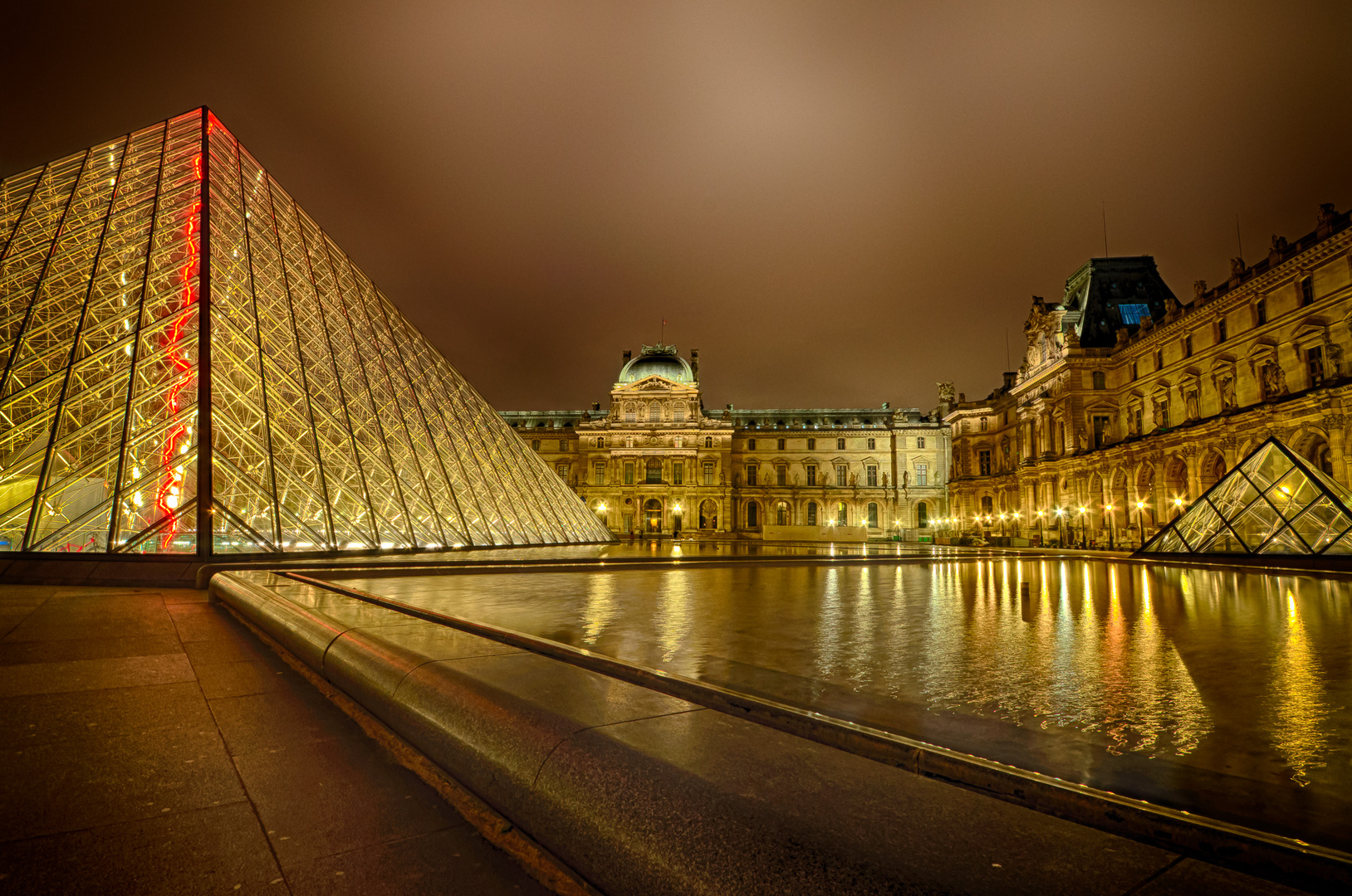 Louvre bei Nacht