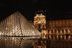 Louvre bei Nacht