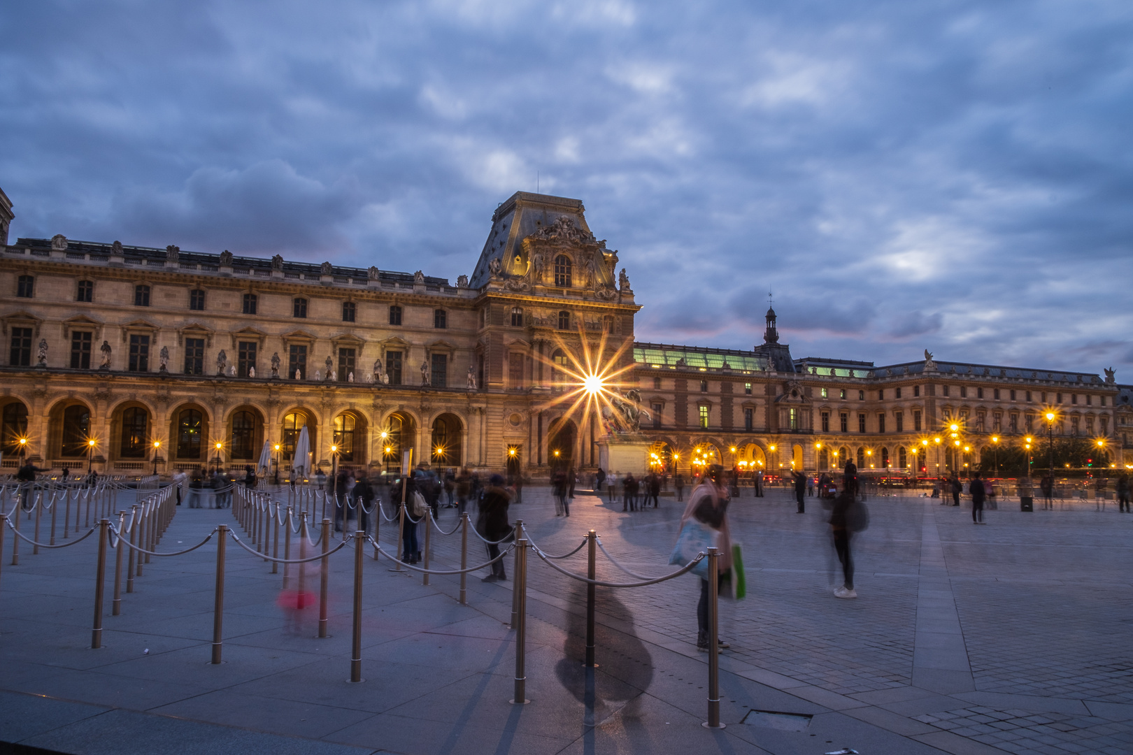 Louvre bei Nacht