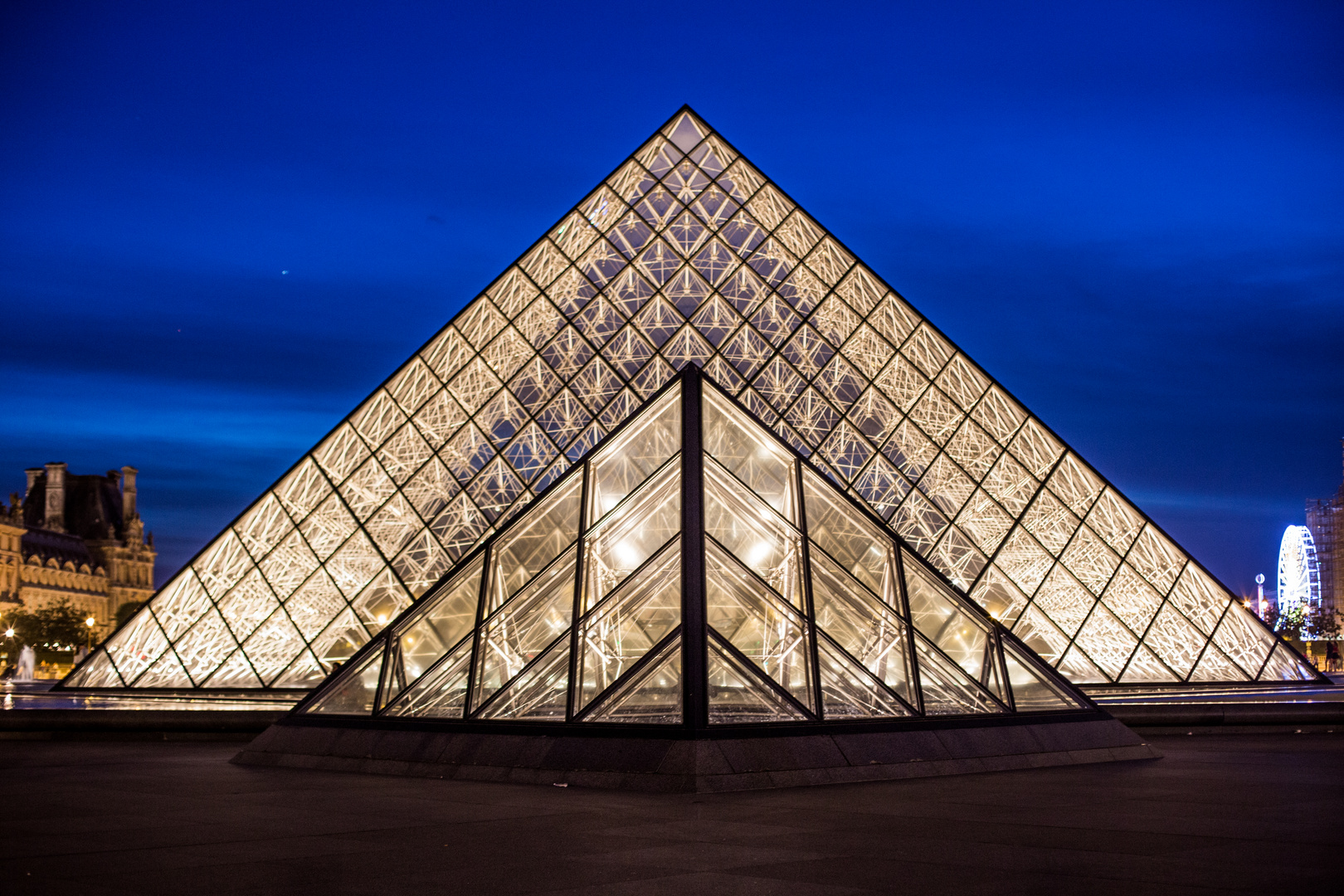 Louvre bei Nacht