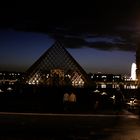 Louvre bei Nacht