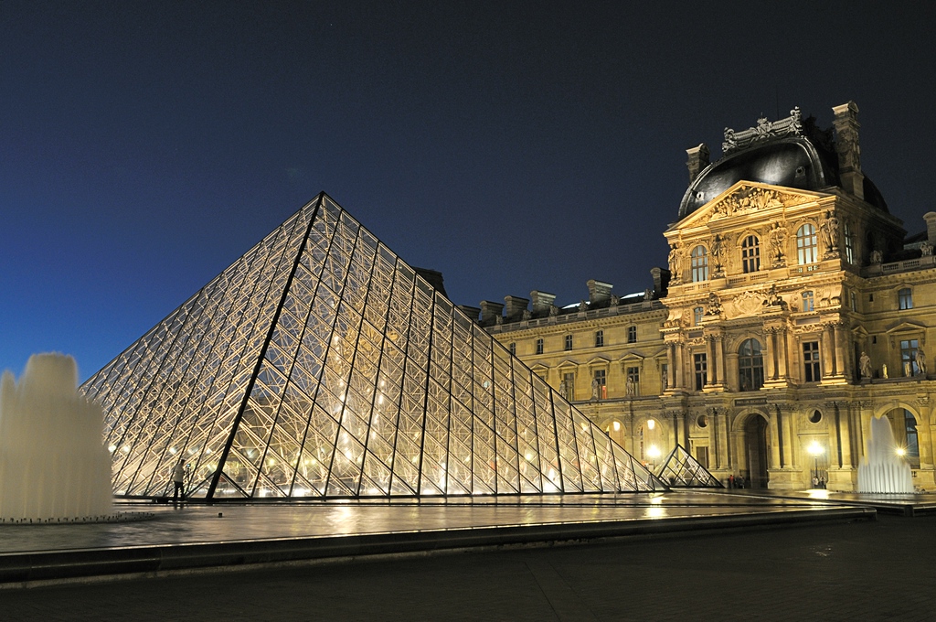 Louvre bei Nacht