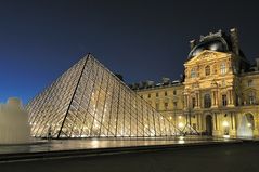 Louvre bei Nacht